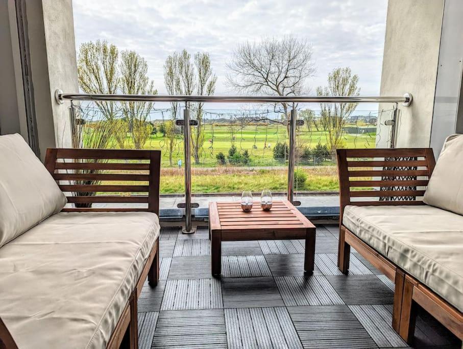 קרנוסטי Beautiful 2 Bedroom Flat Overlooking Golf Course מראה חיצוני תמונה