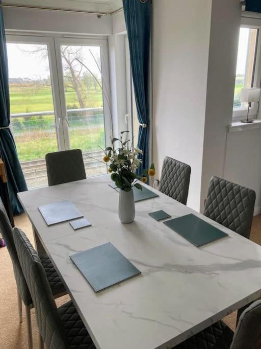 קרנוסטי Beautiful 2 Bedroom Flat Overlooking Golf Course מראה חיצוני תמונה